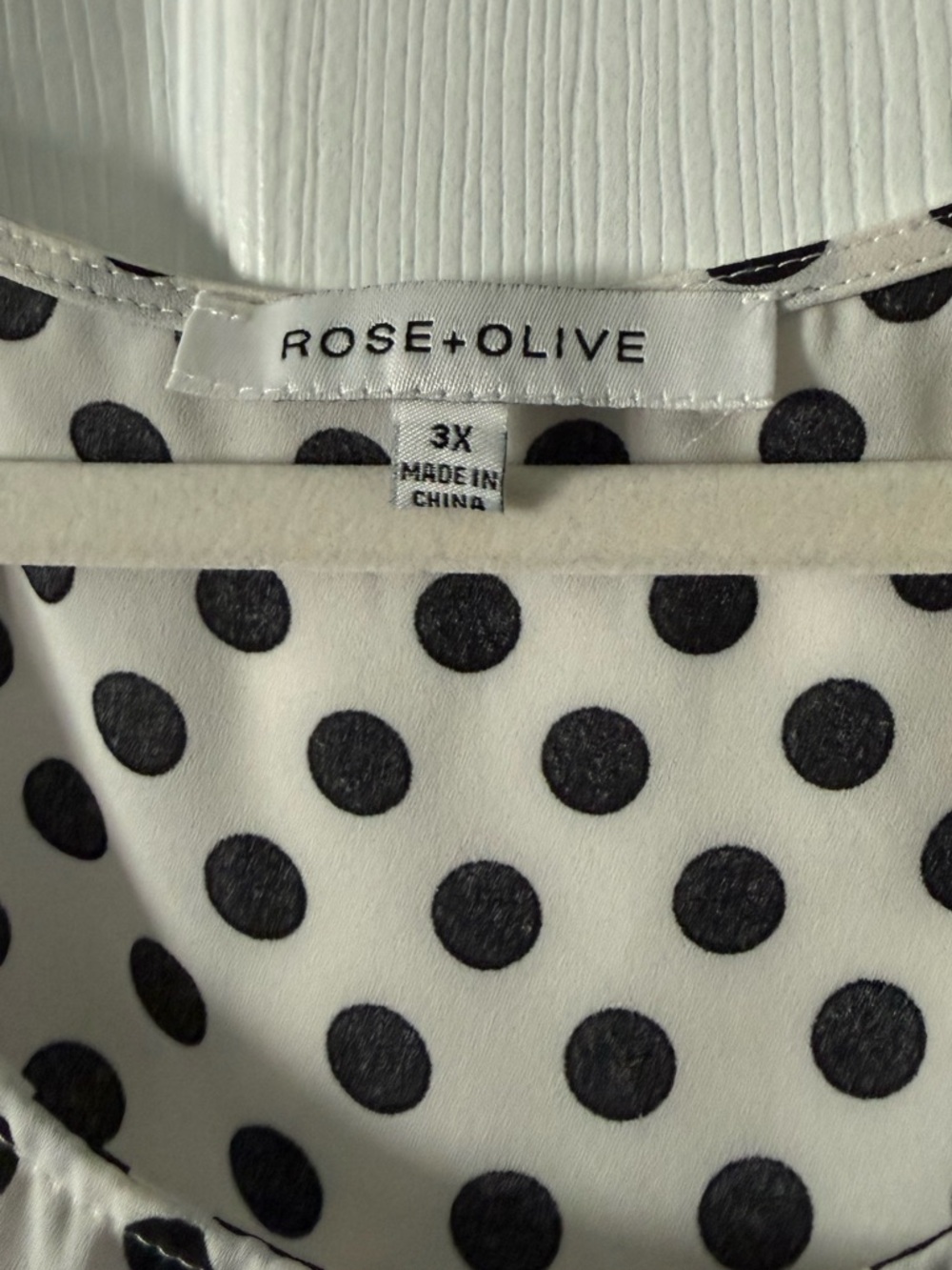 Rose & Olive 3X Blouse 🖤🤍 - Picture 3 of 7
